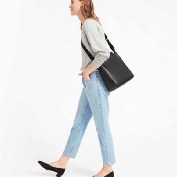 Everlane Handbags - Everlane The Form black leather messenger bag